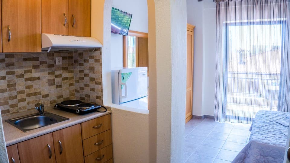 Apartment, 1 Bedroom | Private kitchenette | Full-size fridge, oven, stovetop, coffee/tea maker