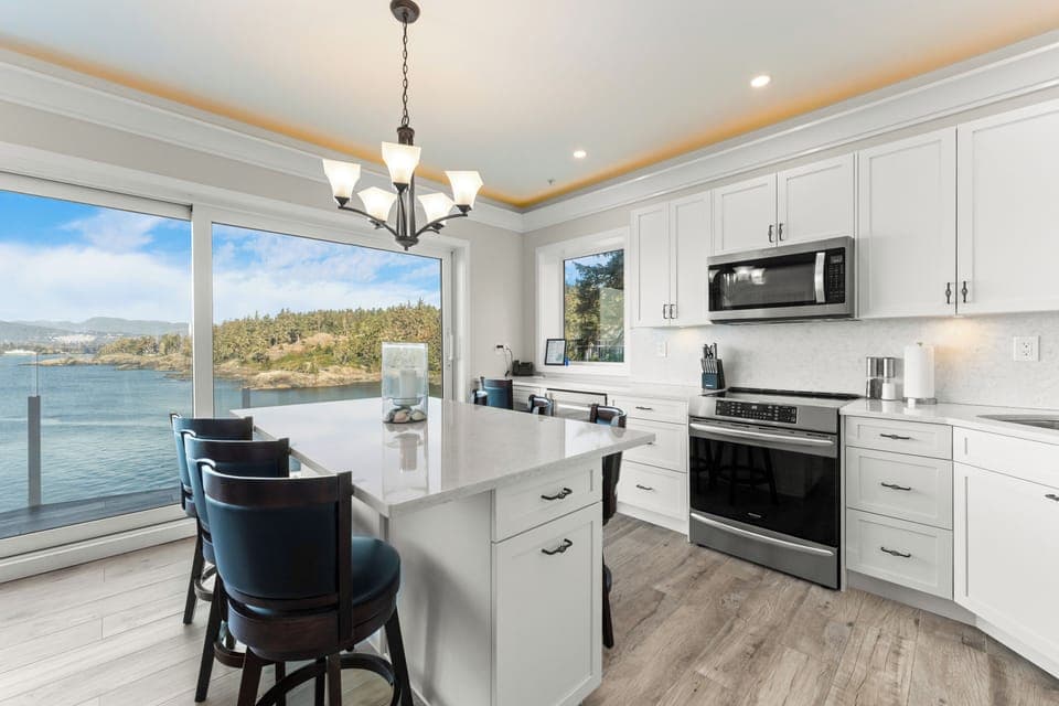 Signature Suite, 2 Bedrooms, Bay View | Private kitchen | Microwave, coffee/tea maker, electric kettle, toaster