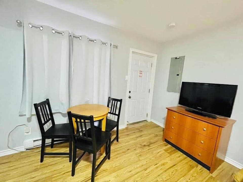 Family Studio Suite | In-room dining