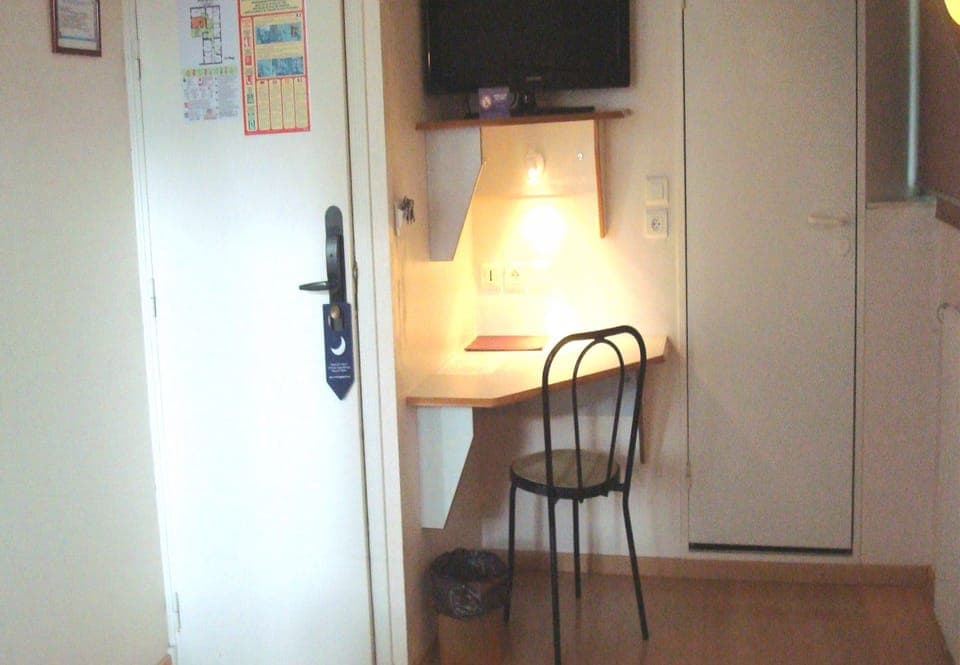 Twin Room | Pillowtop beds, desk, soundproofing, iron/ironing board