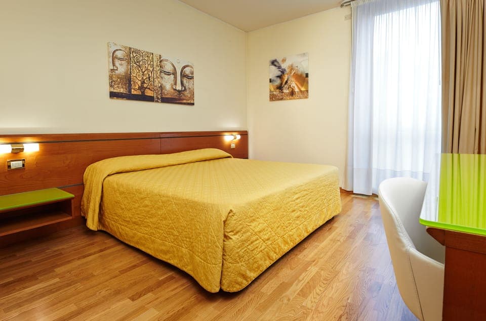 Hypo-allergenic bedding, minibar, in-room safe, desk