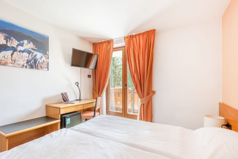 Deluxe Double Room | Desk, blackout drapes, cribs/infant beds, free WiFi