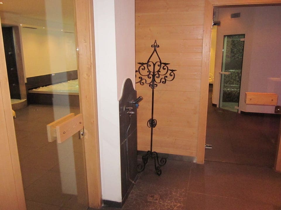 Sauna, hot tub, steam room