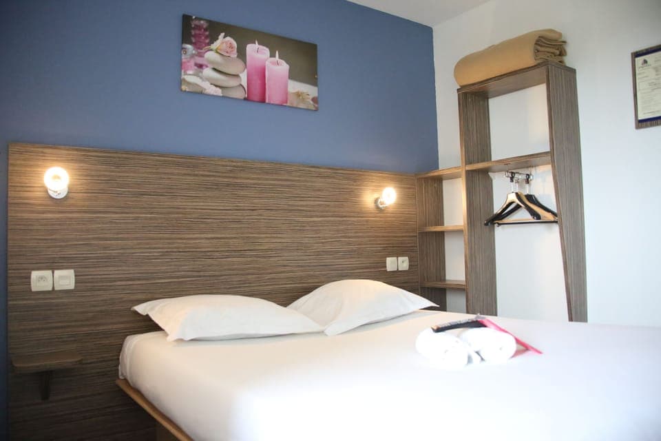 Comfort Double Room | Individually furnished, desk, soundproofing, iron/ironing board