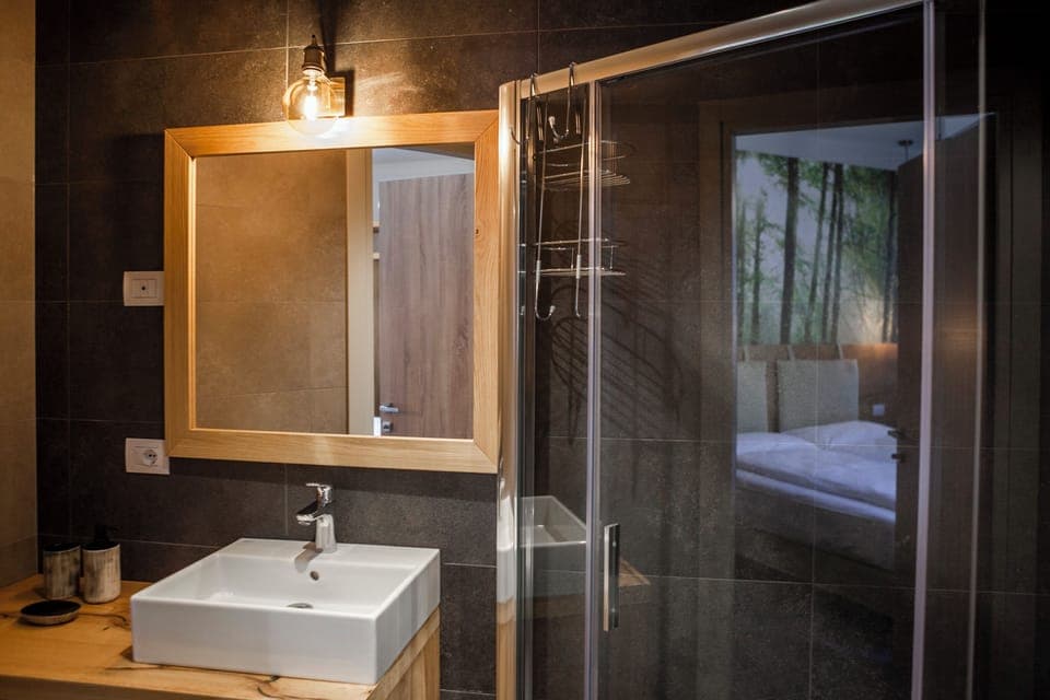 Triple Room | Bathroom | Shower, free toiletries, hair dryer, towels