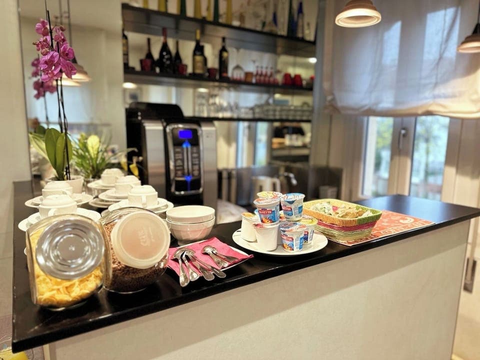 Daily continental breakfast (EUR 7 per person)