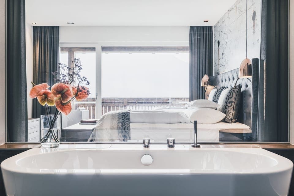 Luxury Suite | Bathroom | Eco-friendly toiletries, hair dryer, bathrobes, slippers