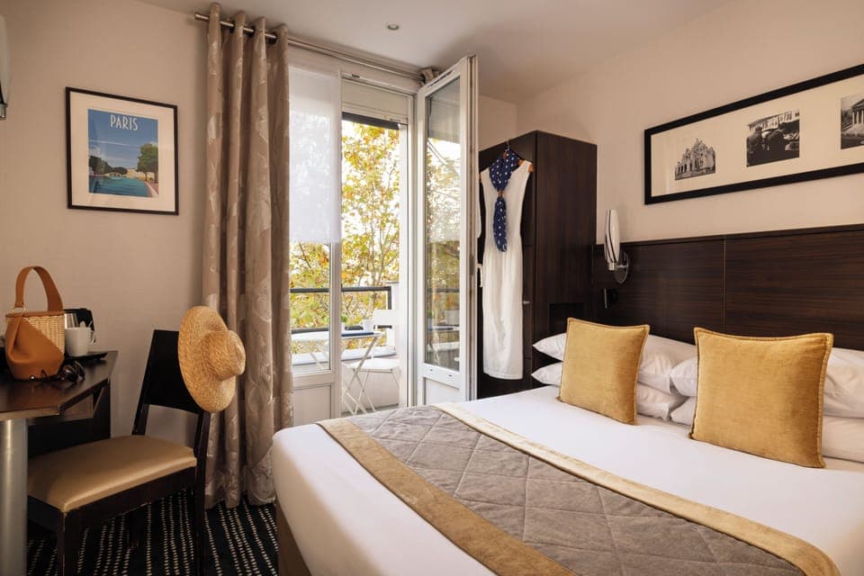 Classic Double Room | In-room safe, desk, blackout drapes, soundproofing