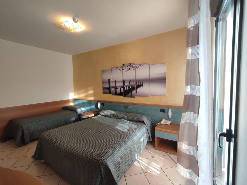 Triple Room | In-room safe, desk, soundproofing, free WiFi