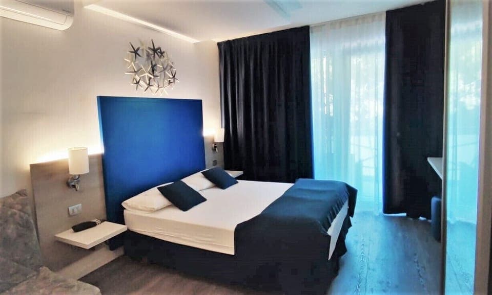 Junior Triple Room | Minibar, in-room safe, desk, free WiFi