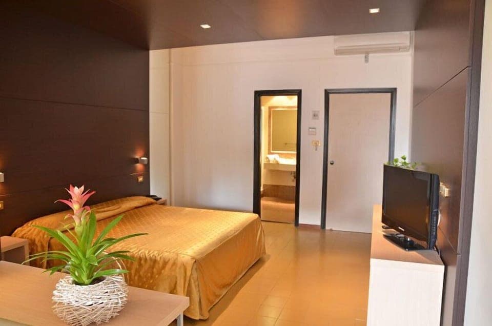 In-room safe, cribs/infant beds, rollaway beds, wheelchair access