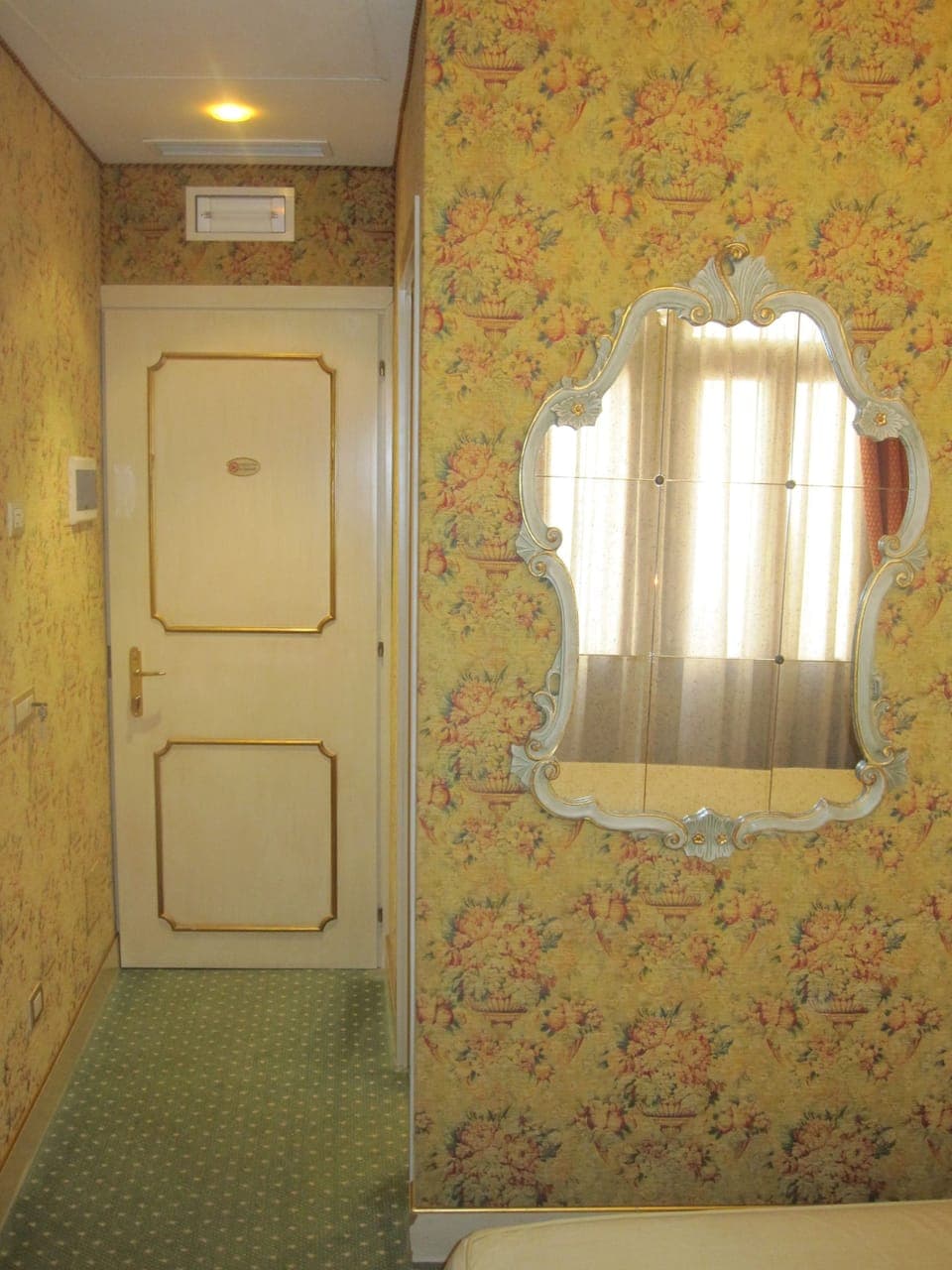 Economy Double or Twin Room | Minibar, in-room safe, individually decorated, individually furnished