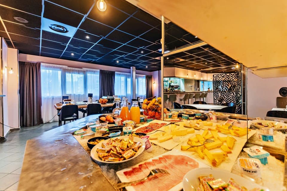 Daily continental breakfast (EUR 15.5 per person)