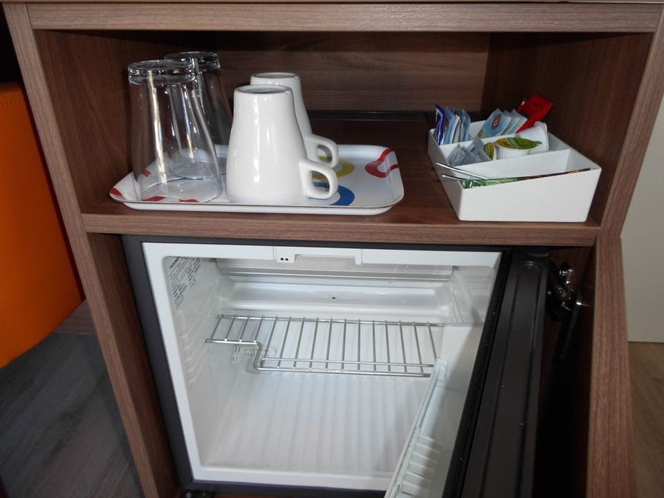 Motel: Twin room (own street-side entrance) | Room amenity