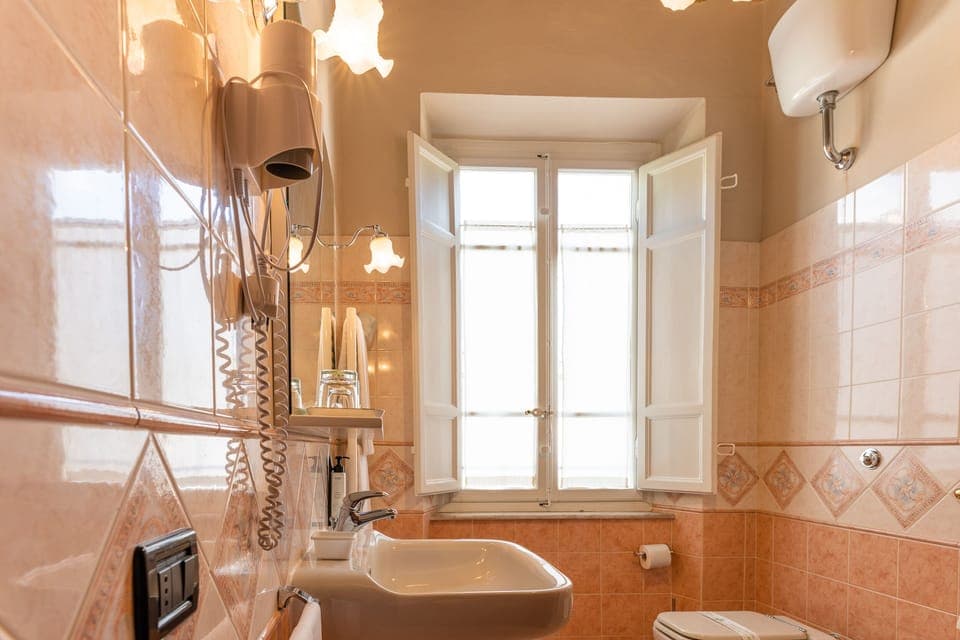 Triple Room | Bathroom | Shower, free toiletries, hair dryer, towels