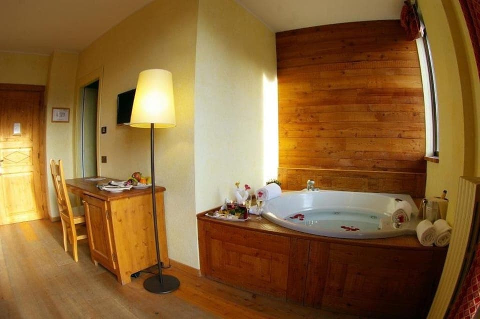 Deluxe Double Room, Hot Tub, Mountain View | Down comforters, minibar, in-room safe, desk