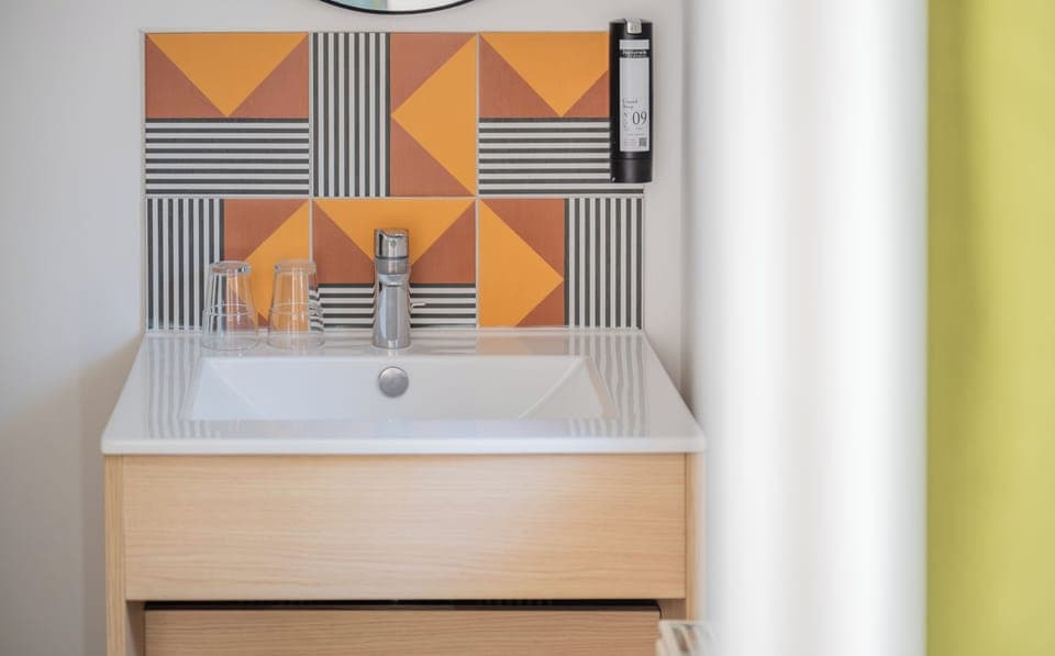 City Apartment, 1 Bedroom, Non Smoking, Air conditioning | Bathroom | Combined shower/tub, free toiletries, hair dryer, towels