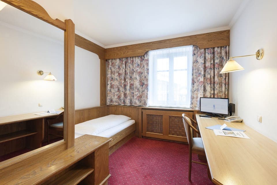 Single Room | In-room safe, desk, iron/ironing board, free WiFi
