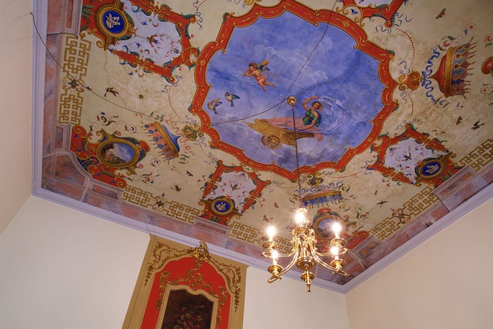 Deluxe Suite | Minibar, in-room safe, desk, laptop workspace