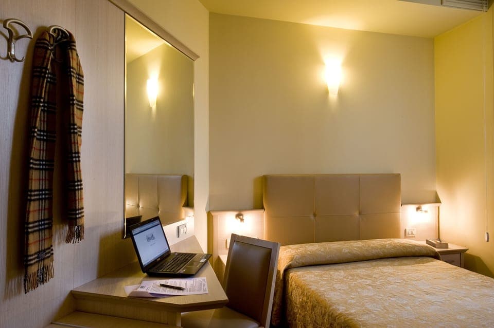 Single Room | Minibar, in-room safe, desk, cribs/infant beds