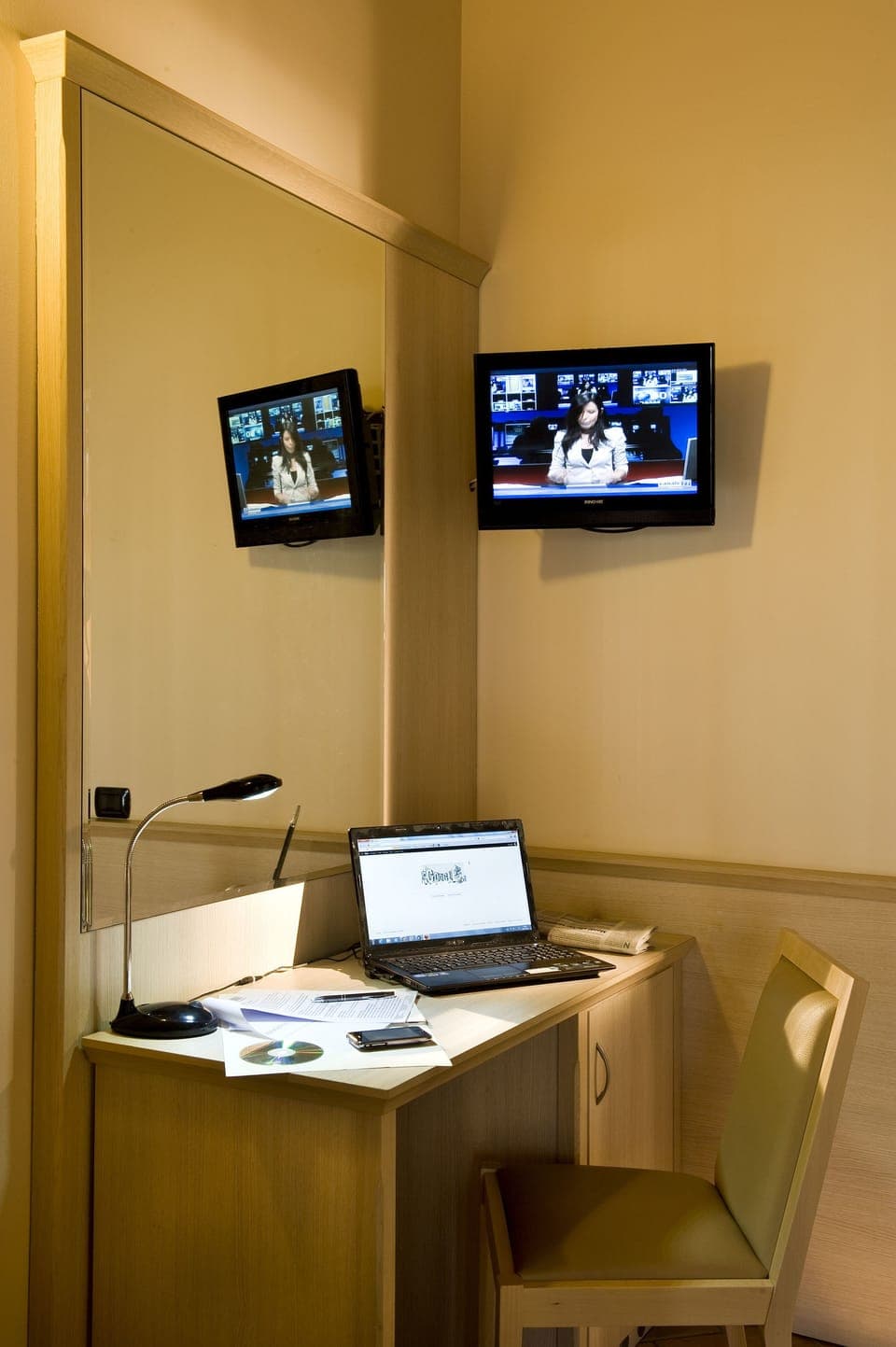 Single Room | In-room business center