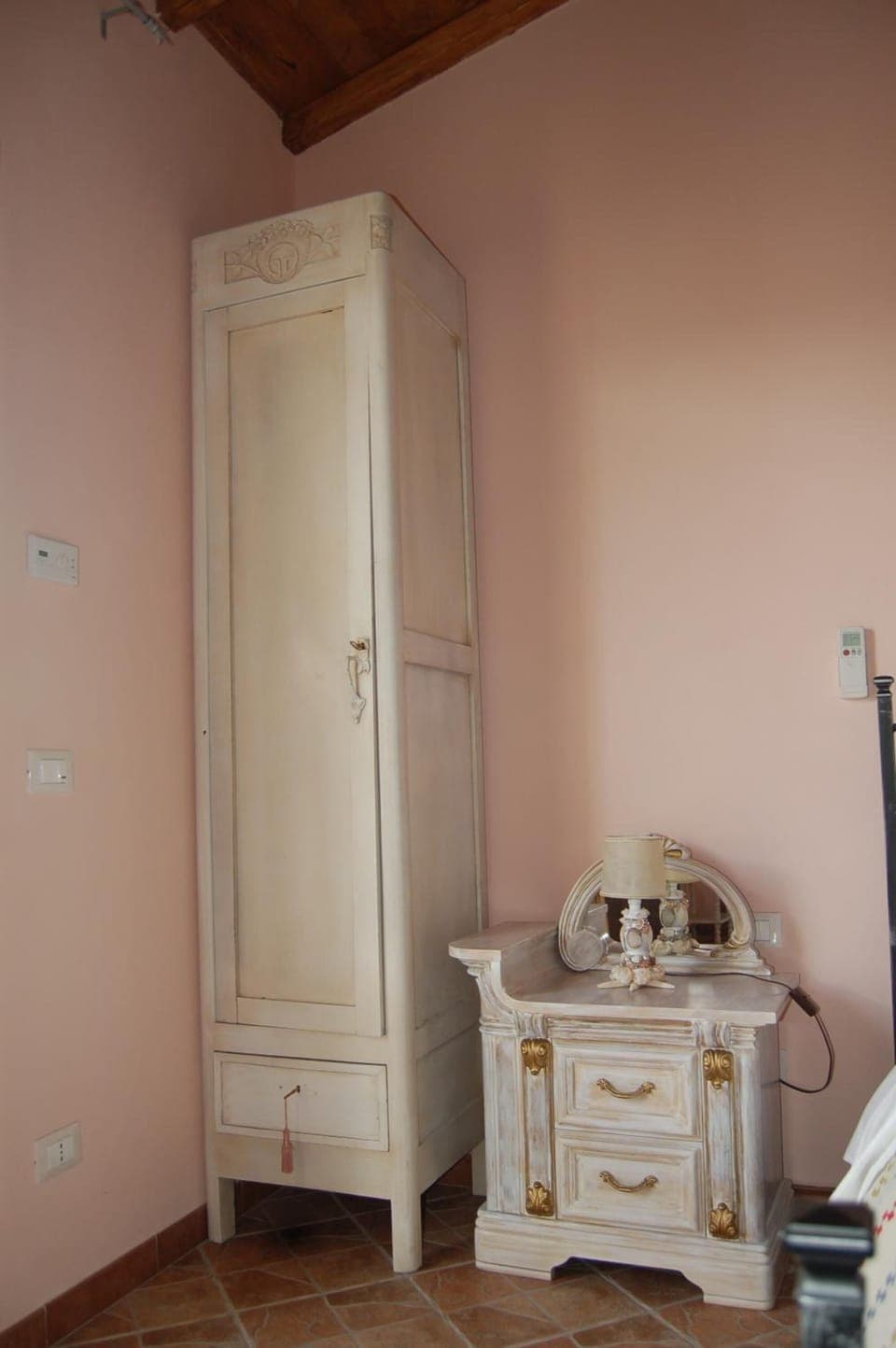 Desk, free cribs/infant beds, free WiFi