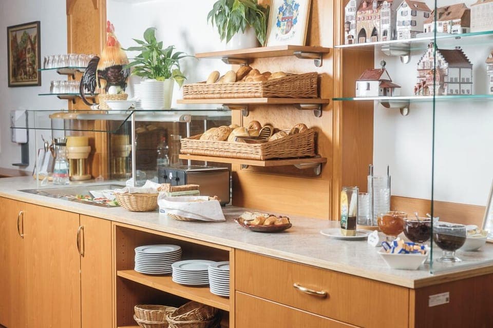 Daily continental breakfast (EUR 7 per person)