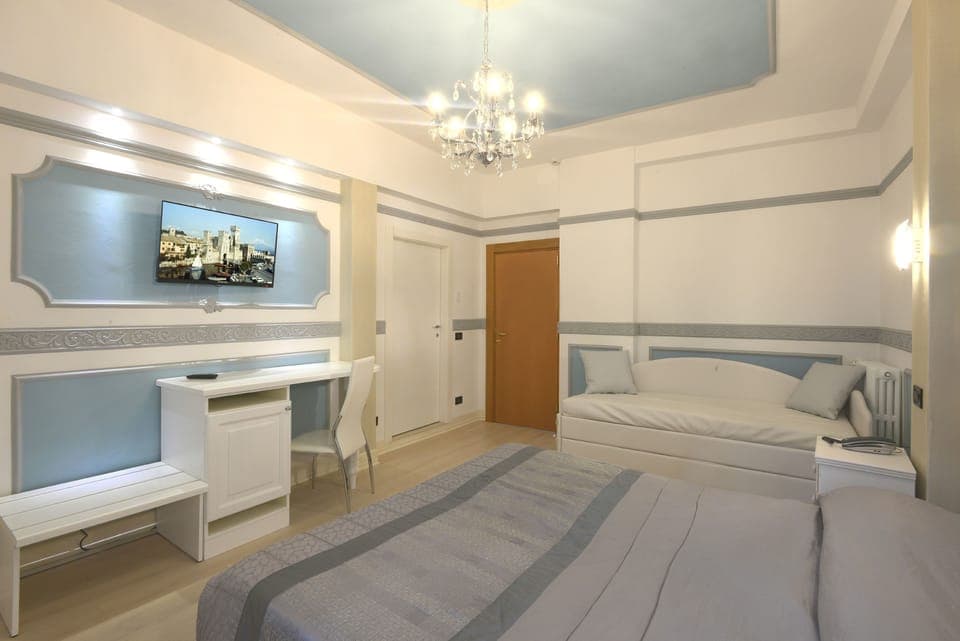 Memory foam beds, in-room safe, desk, soundproofing