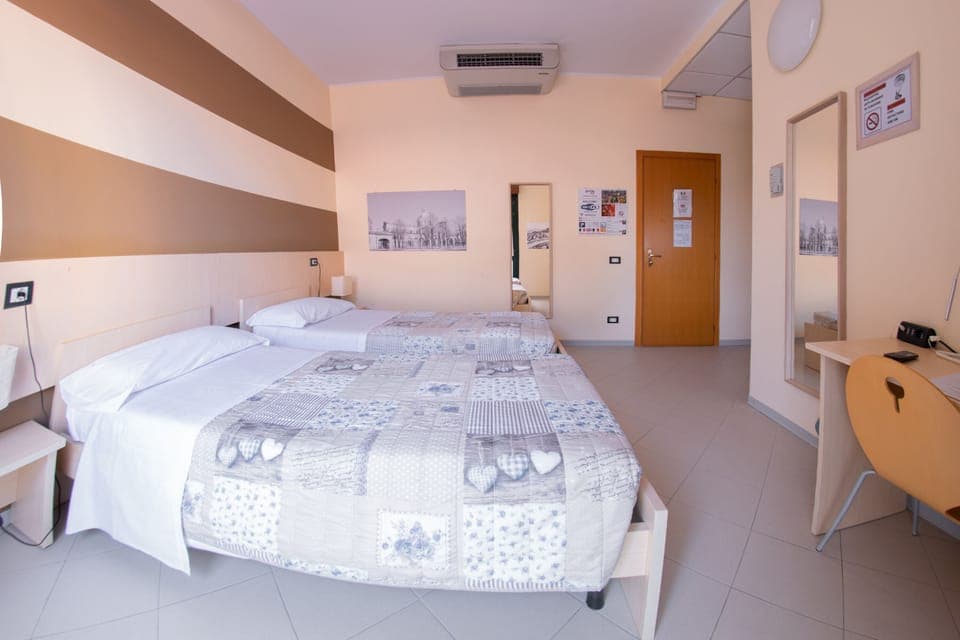 Double Room | In-room safe, desk, iron/ironing board, free WiFi