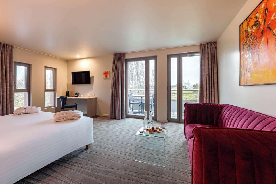 In-room safe, desk, soundproofing, iron/ironing board