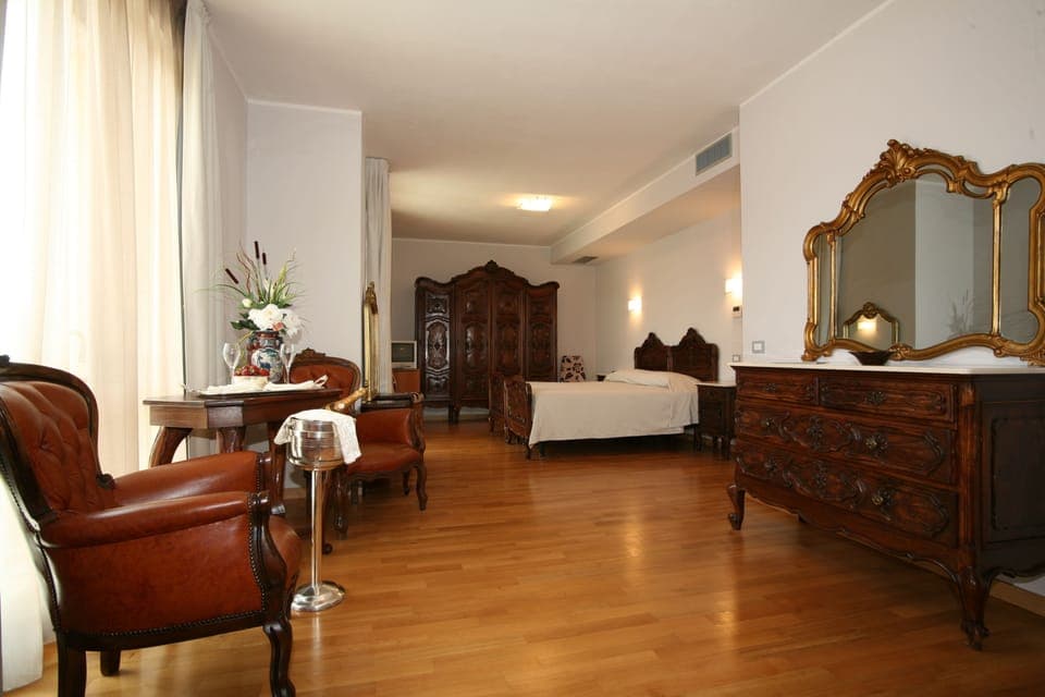 Down comforters, in-room safe, desk, soundproofing