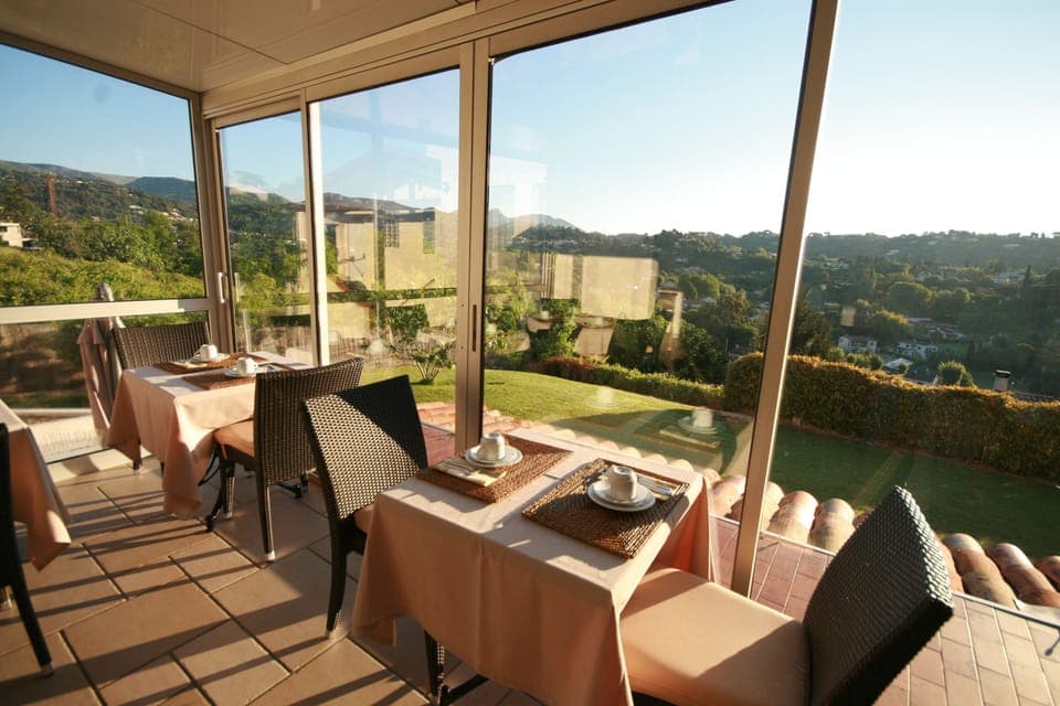 Daily continental breakfast (EUR 20 per person)