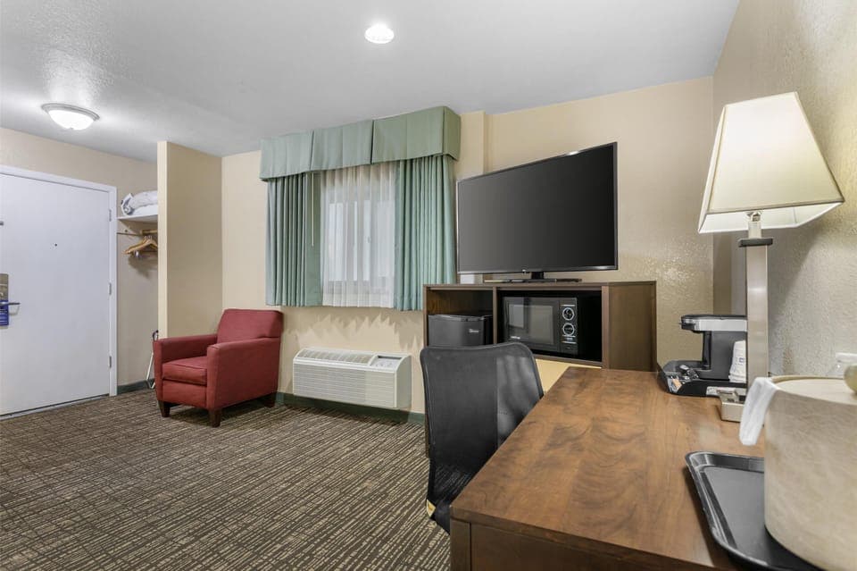 Standard Room, 1 Queen Bed, Non Smoking, Microwave | Desk, laptop workspace, iron/ironing board, WiFi