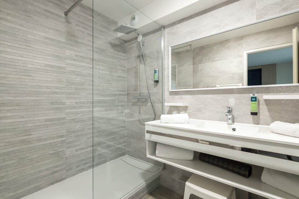 Rainfall showerhead, hair dryer, towels