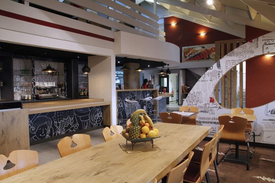 Breakfast, lunch, dinner served; Regional cuisine 