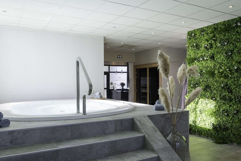 Sauna, hot tub, steam room, body treatments, body wraps, body scrubs