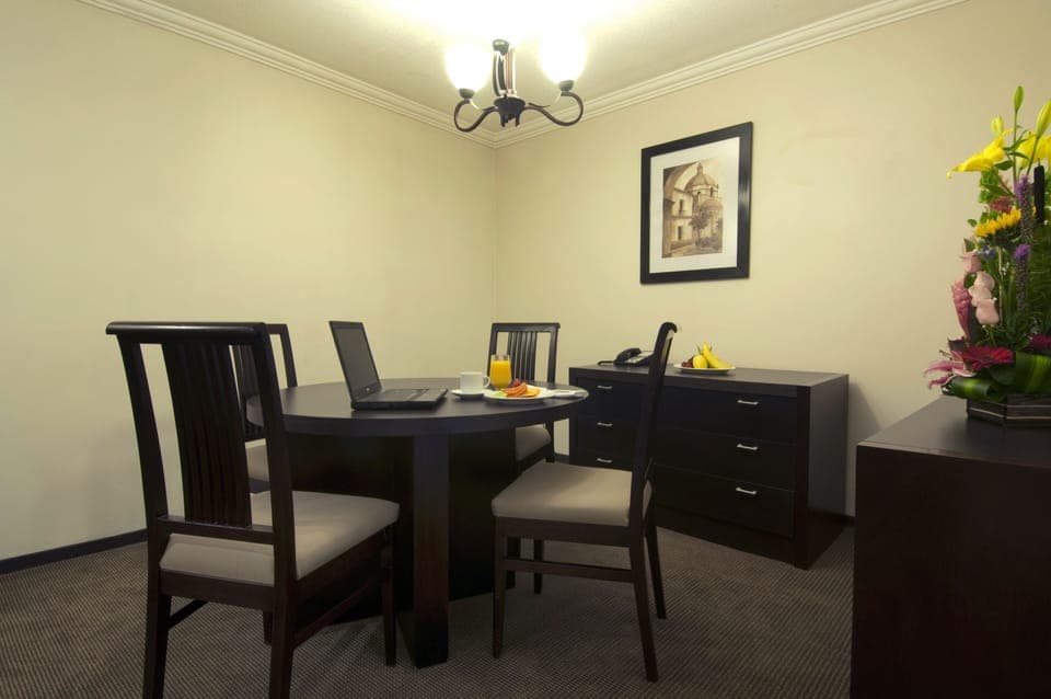 Junior Suite (1 King) | Living area | Plasma TV, pay movies