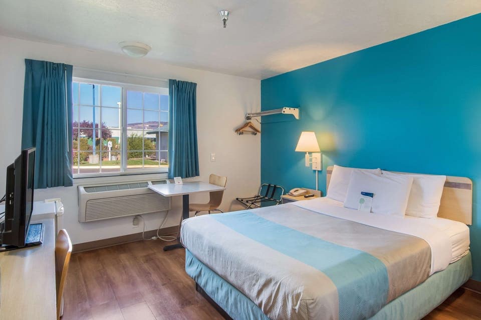 Desk, laptop workspace, free WiFi, bed sheets