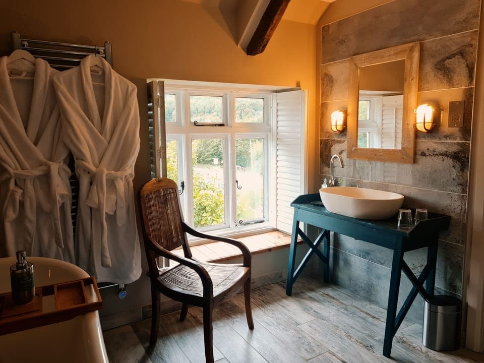 Deluxe Double Room | Bathroom | Free toiletries, hair dryer, towels