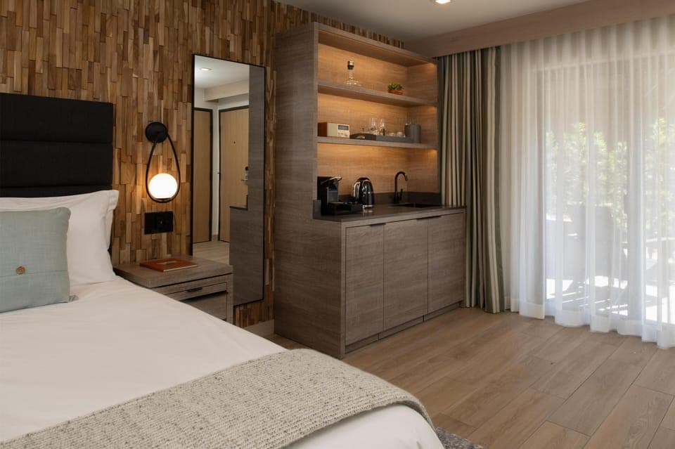 Room, 1 King Bed, Pool View | Minibar