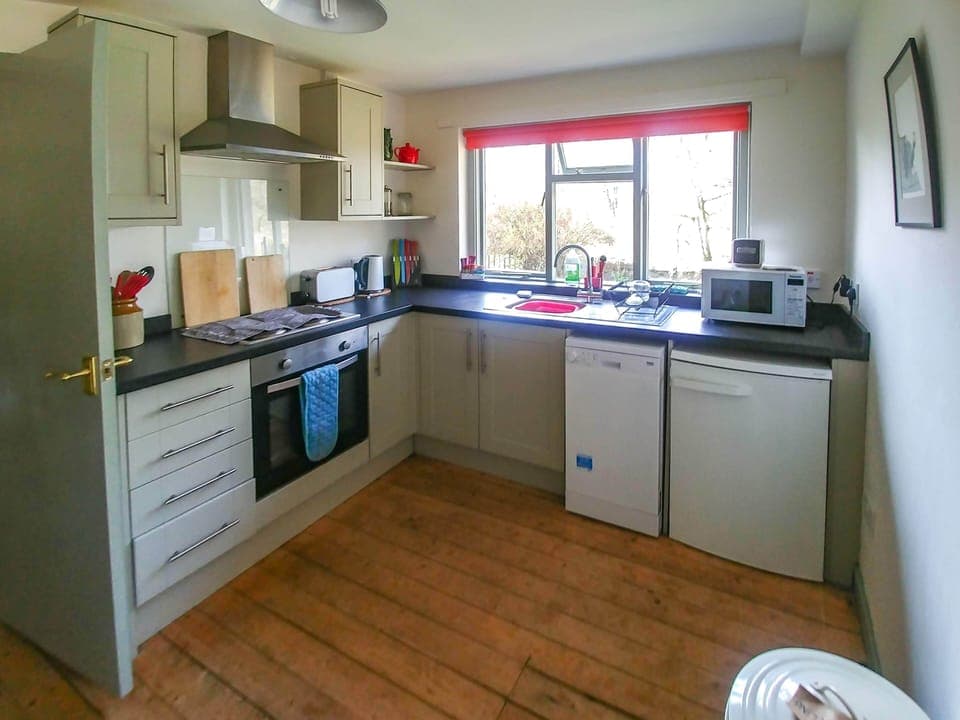 Cottage, 2 Bedrooms | Private kitchen | Coffee/tea maker, cookware/dishes/utensils