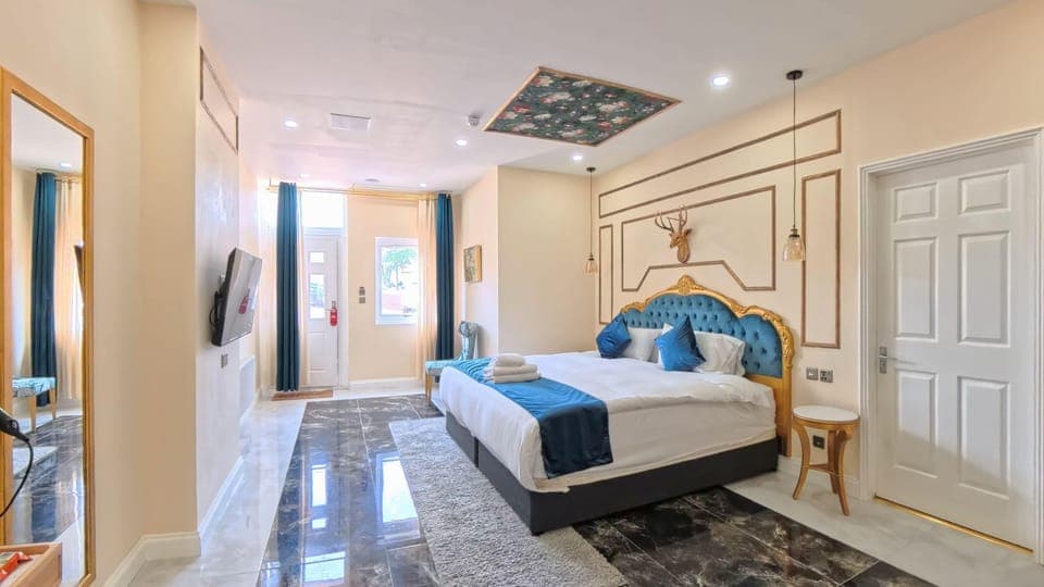 Executive Double Room | Desk, bed sheets