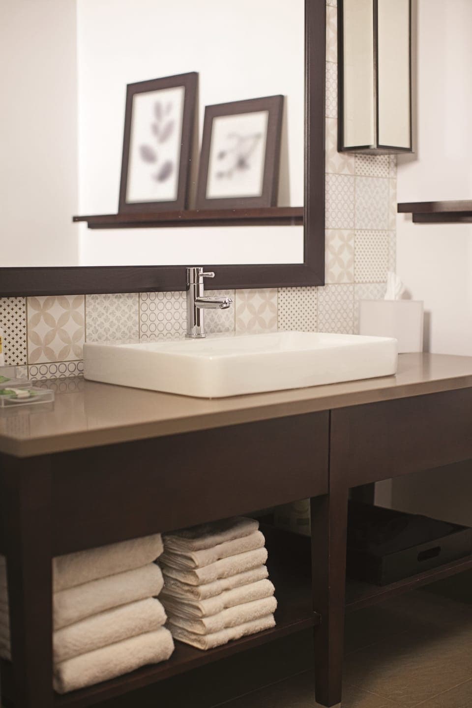 Combined shower/tub, hair dryer, towels