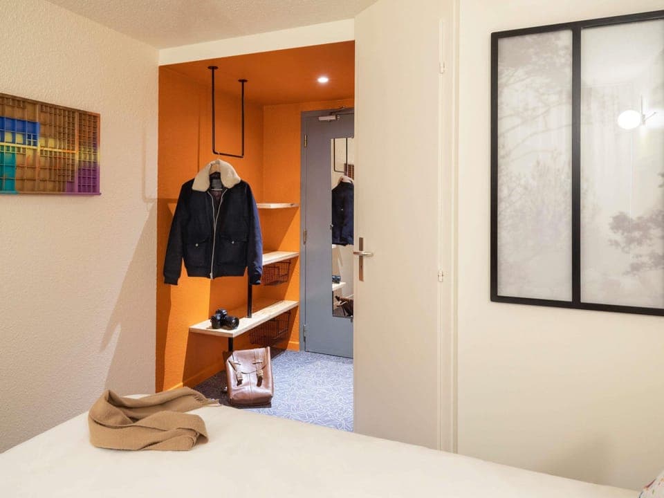 Desk, blackout drapes, soundproofing, free WiFi