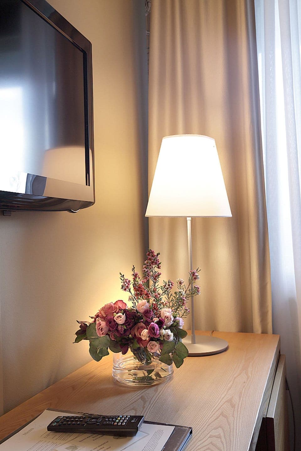 Standard Room | Minibar, in-room safe, blackout drapes, soundproofing