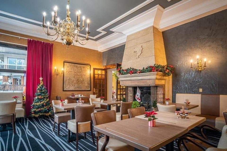 Lunch and dinner served