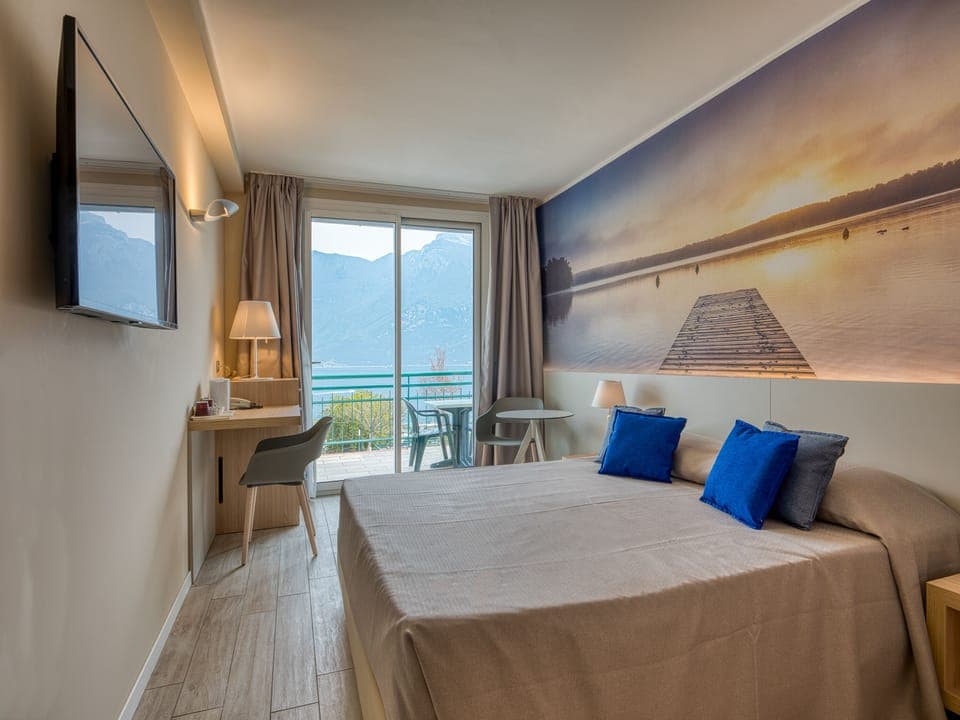 Panoramic Double or Twin Room, Balcony, Lake View | Minibar, in-room safe, desk, bed sheets