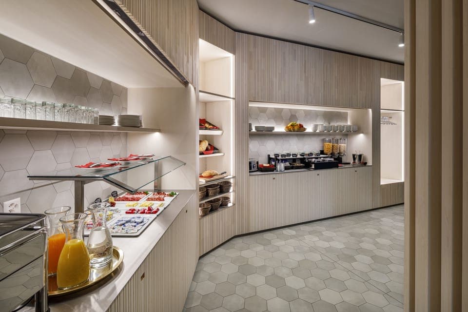 Daily buffet breakfast (CHF 18 per person)