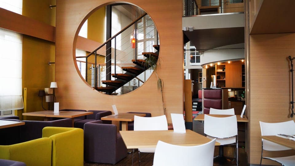 Serves breakfast, lunch, and dinner