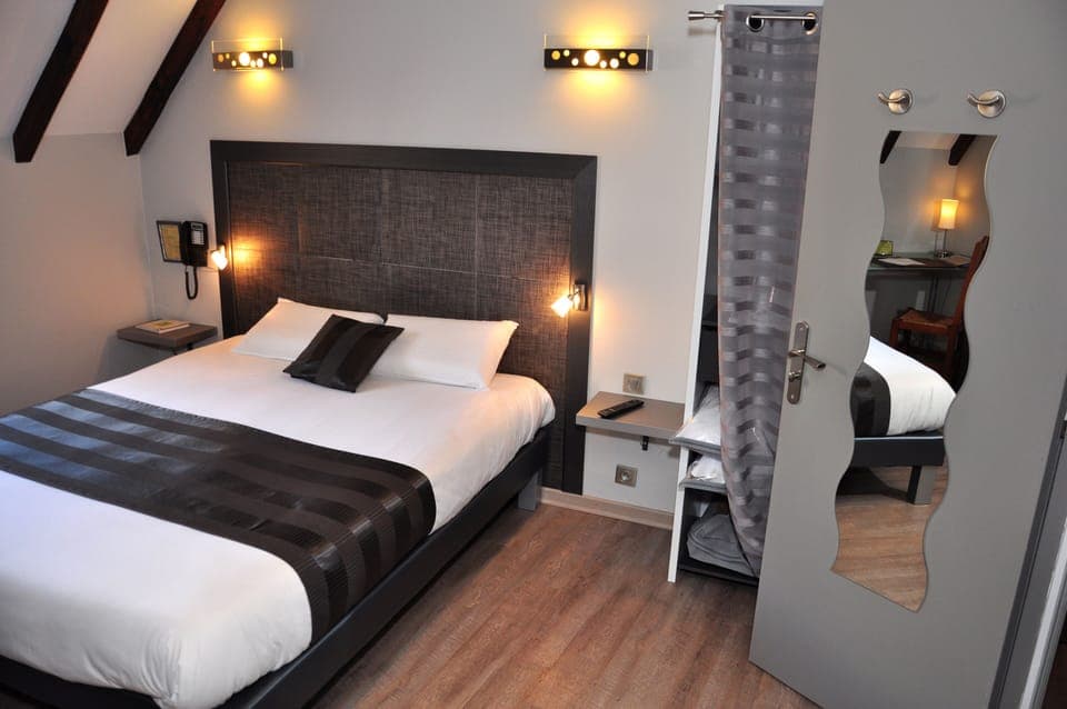 Superior Double Room | Minibar, desk, soundproofing, iron/ironing board